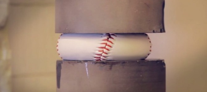 硬式野球ボールを4.5トンの力で押しつぶしてみた結果に衝撃！