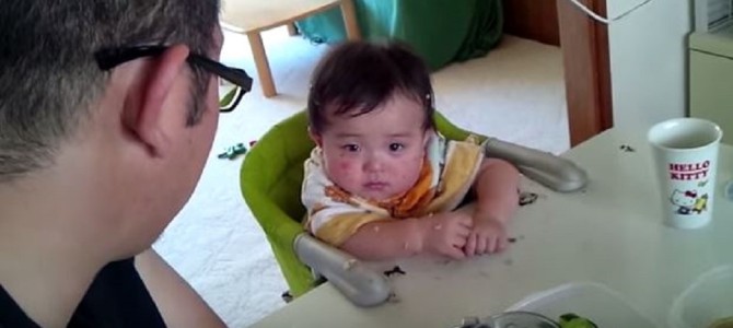 パパに叱られながらも寝てしまう赤ちゃんが可愛すぎる