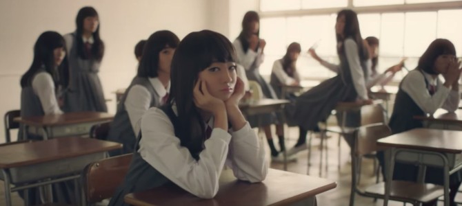 カワイイ女子高生たちの動画、その違和感にすぐ気付ける？！