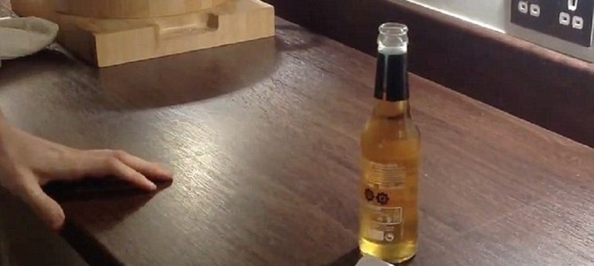 紙１枚でビール瓶のフタを開ける方法