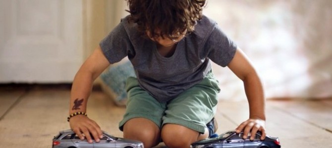 車を事故らせるのが大好きな子供たちに「ベンツ」がナイスアイディアなプレゼント！