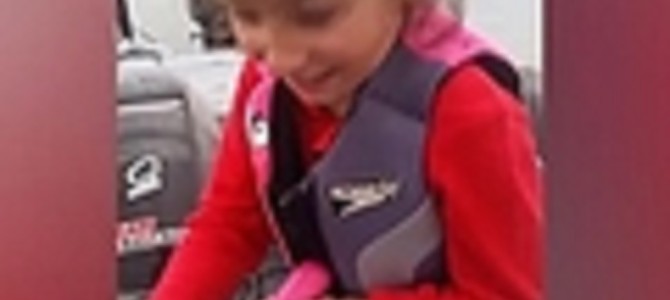 少女がおもちゃの釣竿で釣りをしていたら、予想外の大物が！