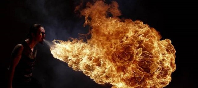 48台のカメラで立体的に撮影された「炎」を一時停止して、グルッと見る映像！