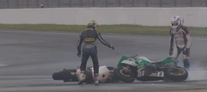 これは焦る！転んだ2台のバイクが仲良くダンス！ライダーも手が付けられない…結末は？