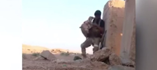 スナイパーに狙われた一人の兵士が、画期的な方法で脱出！