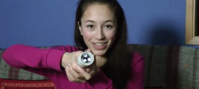エネルギー源は「体温」！15歳の少女が発明した電池いらずの懐中電灯がスゴイ！