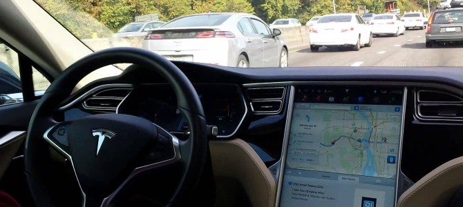「テスラ」の自動操縦でちょっと危なかった！高速道路の出口で窪みを側道と誤認識？！