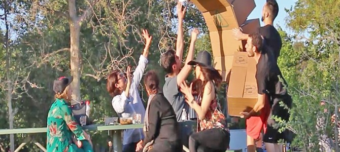 積み重ねて持ってるダンボールが崩れた ！？