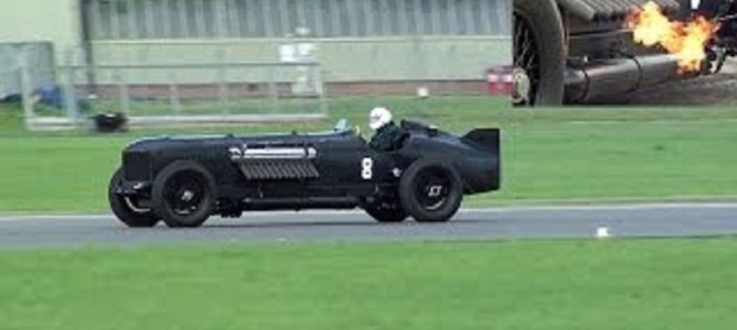 排気量42000ccの第二次世界大戦時の高速魚雷艇のエンジン搭載のクラシックカー！