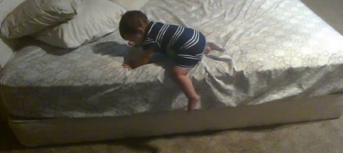 ベッドが高すぎて降りる事が出来ない赤ちゃんが魅せた…賢すぎる解決法とは？