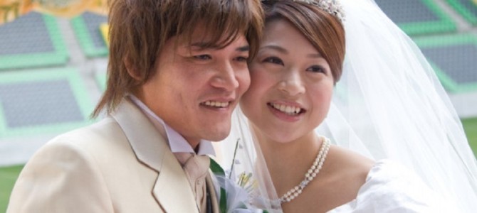 抗ガン剤治療が必要な妻のために。14年ぶりにサッカーの大久保選手が家族そろって丸坊主に