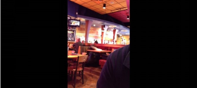 世界中のウェイターの憧れ?!尋常じゃない速さでテーブルを片づける店員 世界中のウェイターの憧れ?!尋常じゃない速さでテーブルを片づける店員