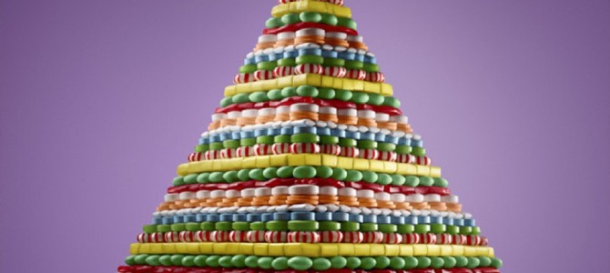 お菓子の家ならぬ、お菓子のピラミッド？マカロンやキャンディー、クッキーで作られた夢のようなスイーツアートがスゴイ！