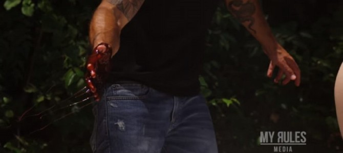 セクシー水着を履いた女性の美尻に、チョコレートを付けて平手打ちする映像が謎すぎる