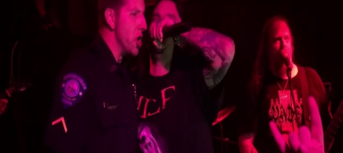 警備中の警察官が制服姿でデスメタルバンドのステージで絶叫！そのせいで解雇に。