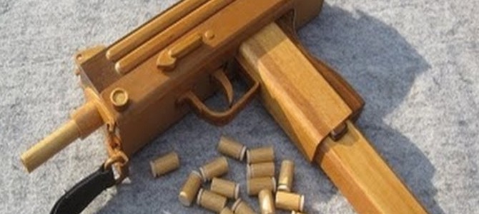 ブローバックして薬莢排出するフルオートの木製「ゴム鉄砲」イングラムM10。世界の銃が全部こうなっちゃえばいいのに