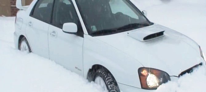 スバル・インプレッサ驚異の走破性能！深雪の中をゴリゴリ進む！