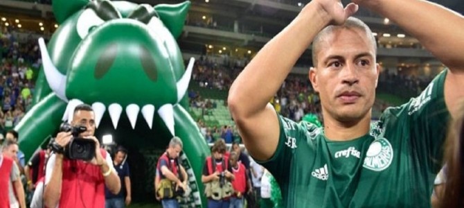 サッカー選手の引退試合で審判が行った行為がかっこよすぎる！