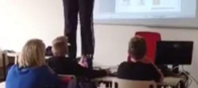 女教師が授業中に突然服を脱ぎ始めて・・刺激的すぎる授業が話題に! 女教師が授業中に突然服を脱ぎ始めて・・刺激的すぎる授業が話題に!