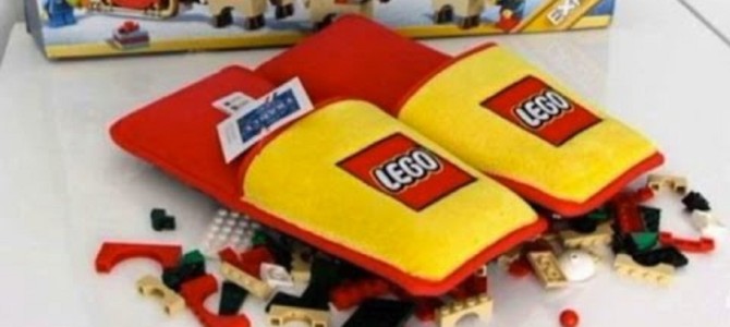 レゴを踏んづけると痛い問題に終止符！レゴ公式スリッパが完成！