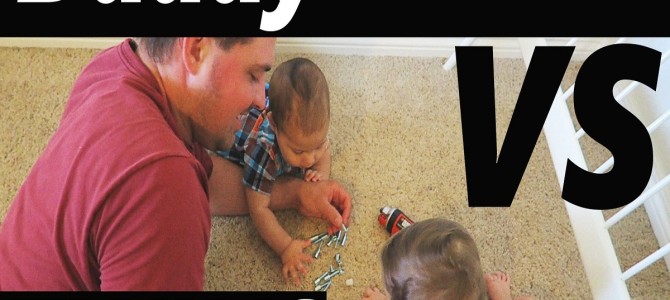 パパ vs 双子の赤ちゃんの終わりなき戦い！着替えさせるだけでも超大変w