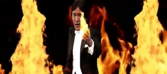 鏡の前で目を開けたら、自分の顔が松崎しげるに！恐ろしすぎるドッキリ