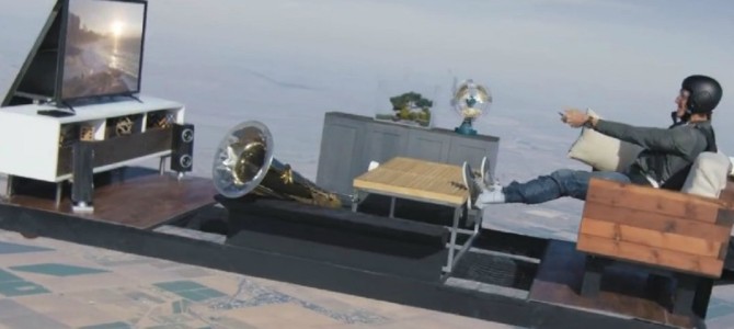 ゲームをしながらリビングルームごと自由落下！CG一切無しの本気スタント！