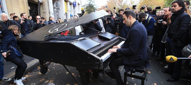 パリ、テロのあった場所でジョンレノンの「イマジン」を演奏する一人のピアニスト