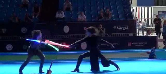 フェンシング世界大会で披露されたライトセーバーでの闘いが素晴らしい！