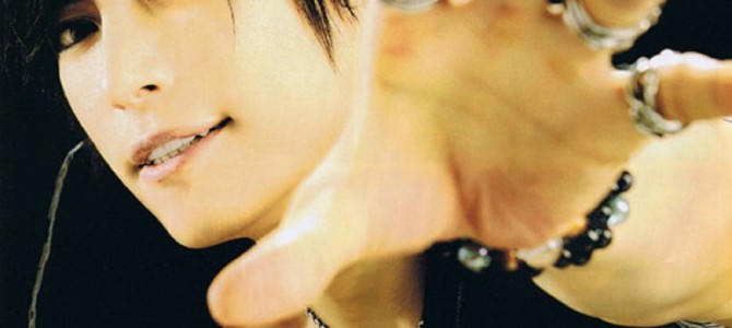 GACKTが無敵の腹筋を披露しファンうっとり。一方で痩せすぎを心配する声も