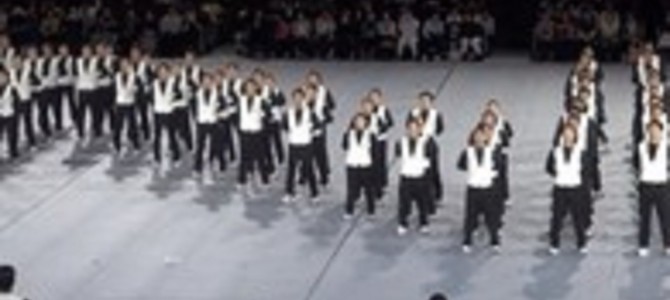 美しい！日体大による「集団行動」が圧巻のシンクロ率！