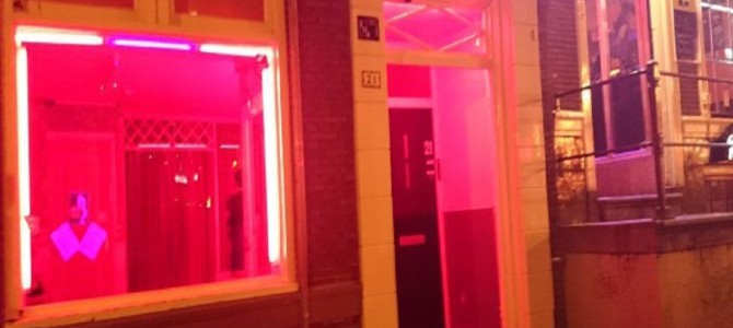 妖しく光る売春街。大麻・売春が合法化されているオランダの裏文化と自由