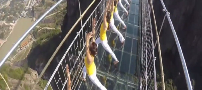 そんなところで！？吊り橋でヨガを披露する中国美女100人