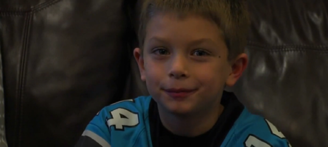 アメフトの試合中に起きた偶然。悲しい思いをしていた少年を笑顔に変えた！