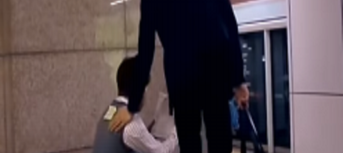 もしかしてイジメ！？学生の背中に貼られた紙…その内容に心があたたまる