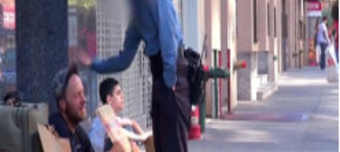路上で物乞いする男性に近づく1人の婦警。彼女のとった行動に非難轟々！