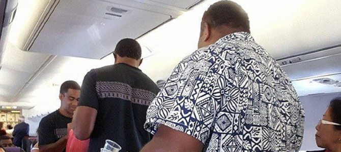 これぞスポーツマン精神！ラグビーフィジー代表の面々が機内でCAのお手伝い！機内中が喝采したそのわけは？