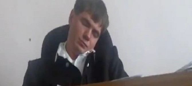 隣で居眠りしているやつに、いたずらしてみた