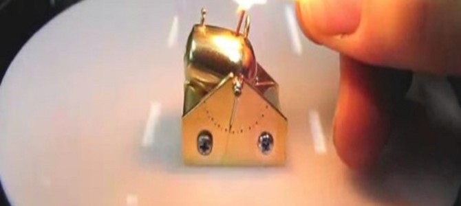 手のひらサイズのミニチュア「大砲」の威力が凄まじい！ブラウン管も余裕で突き破るレベル！