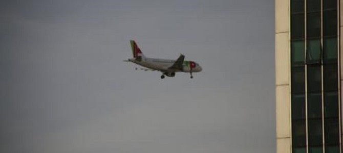 ボーイング777が二足歩行で着陸！フランクフルト空港で衝撃の光景が！