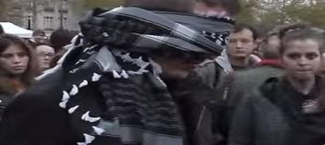 「私はイスラム教徒。」パリの広場でハグを求める男性はどうなるのか？