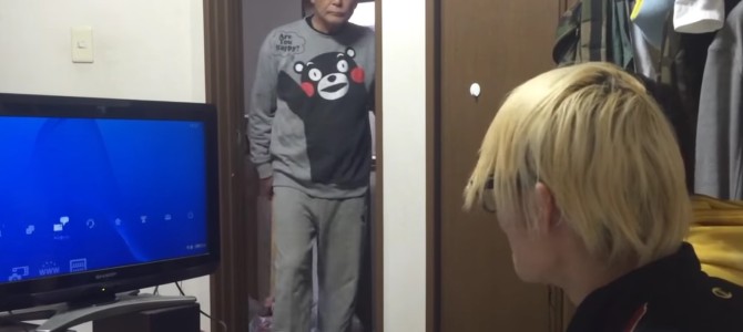 働かない息子の新品のPS4を、くまモンジャージのパパがハンマーで粉砕！