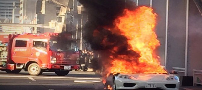 東京都中央区の勝どき橋で希少なフェラーリが炎上