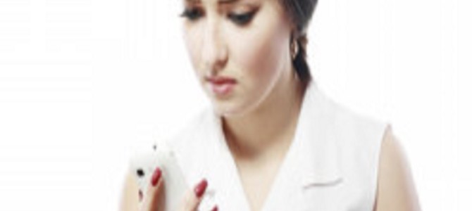 ●●代の女性は恋人の携帯を見たがる? ●●代の女性は恋人の携帯を見たがる?