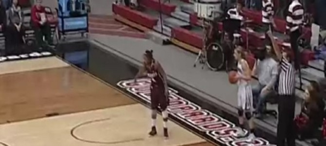 完全に騙された！女子バスケ選手の目からウロコの超トリックプレイに、会場大盛り上がり！