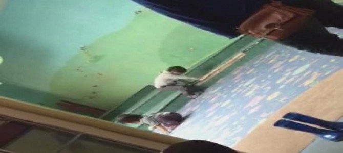 幼児の首根っこをつかみ投げる。虐待映像が拡散される