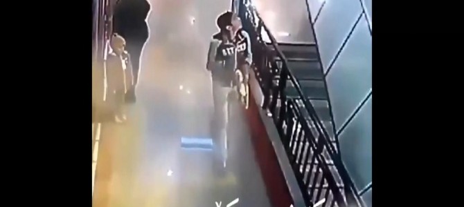 エスカレーターの上方を気にする青年。次の瞬間なんと！！