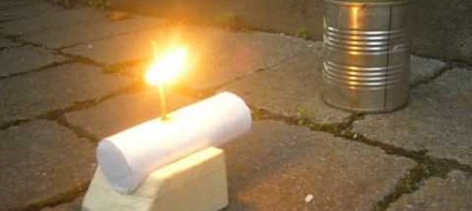 紙で出来たミニ大砲が凄い！空き缶に撃ってみると？