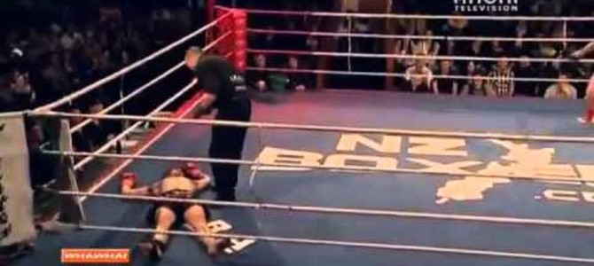 キックボクシングで完全にノックアウトされたが諦めない男