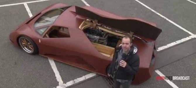 まさに走るグランドピアノ。木製スーパーカーが美しい。中身はV8、7リットルの600hpのモンスターマシン！